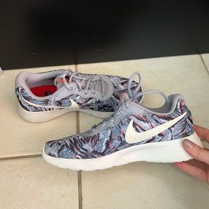 Nike Sneakers Women’s 7